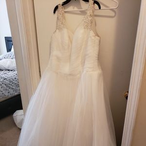 Wedding dress w/ veil, belt and bag